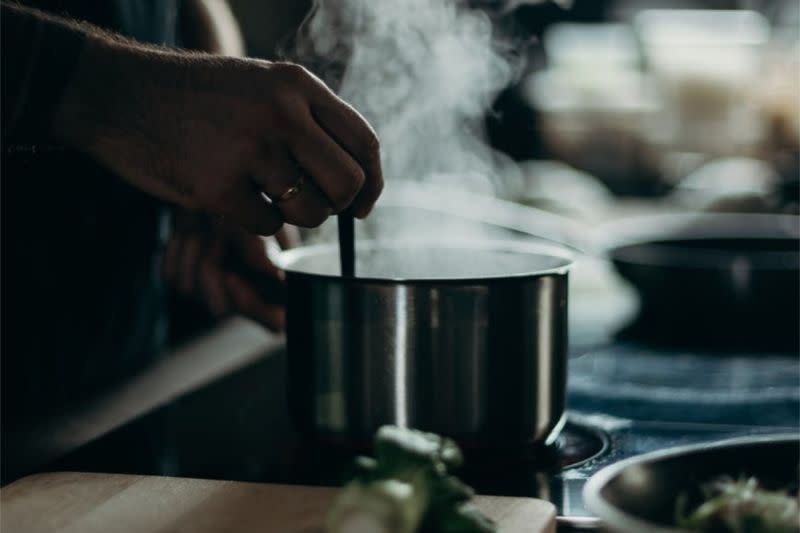 ▲有網友問「請問這種豆腐，怎麼料理才好吃？」沒想到竟有內行推薦「煮湯」。（示意圖／翻攝自《pexels》 ）