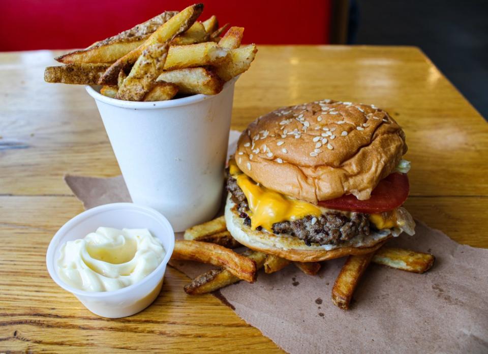 Splitting a double cheeseburger into two and sharing an order of fries makes normally price Five Guys a relative steal. Irati – stock.adobe.com