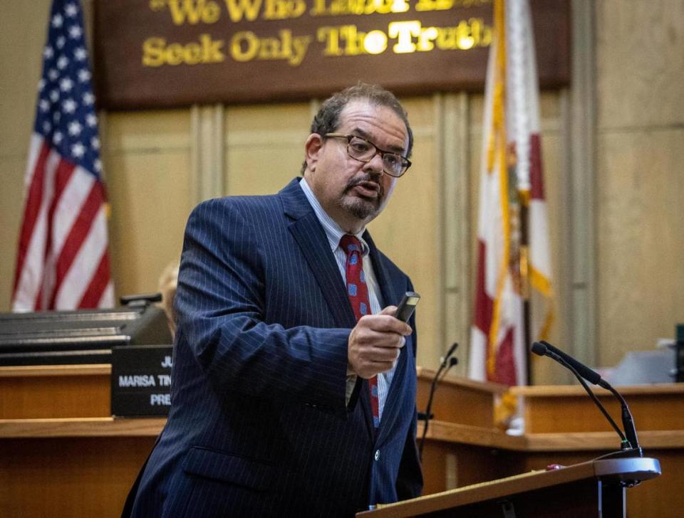 Miami, Florida, 3 de octubre de 2022 - El abogado de la defensa, Phillip Reizenstein, presenta los argumentos finales en el juicio de Pablo Lyle en el Tribunal Penal de Miami Dade. Pablo Lyle está acusado de matar a Juan Ricardo Hernández, de 63 años, durante un incidente de ira al volante en 2019.