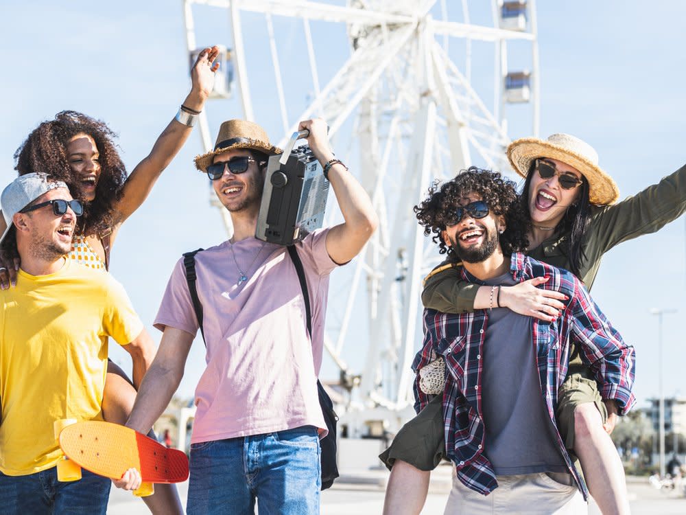 Sonnenschutz, luftige Kleidung und eine Kopfbedeckung sind bei einem Festival ein Muss. (Bild: MandriaPix/Shutterstock.com)