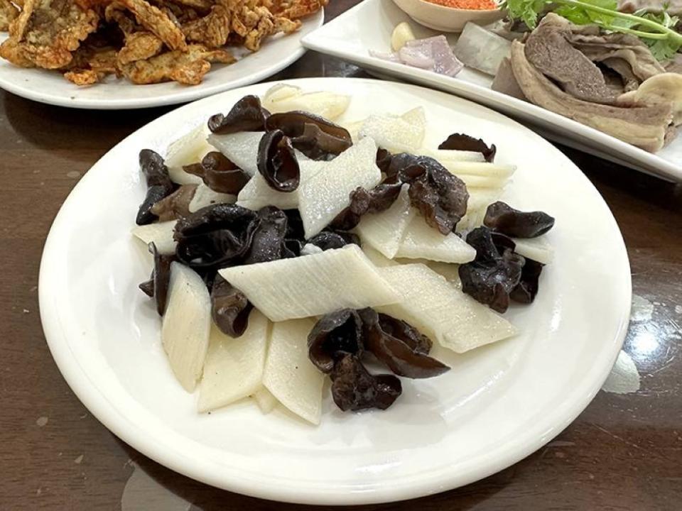 For something unusual, try the Fried Yam with Fungus that is a contrast of textures with slippery Chinese yam and crunchy wood ear fungus