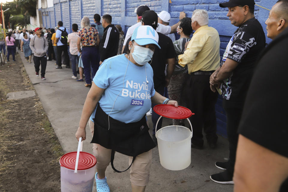 Votantes hacen fila en un centro de votación durante las elecciones generales en San Salvador, El Salvador, el domingo 4 de febrero de 2024. (AP Foto/Salvador Meléndez)