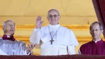 El Papa Francisco sorprendió por su atuendo al ser elegido como pontífice pues salió al balcón de la Basílica de San Pedro vestido de blanco, sin la estola o la casulla roja.