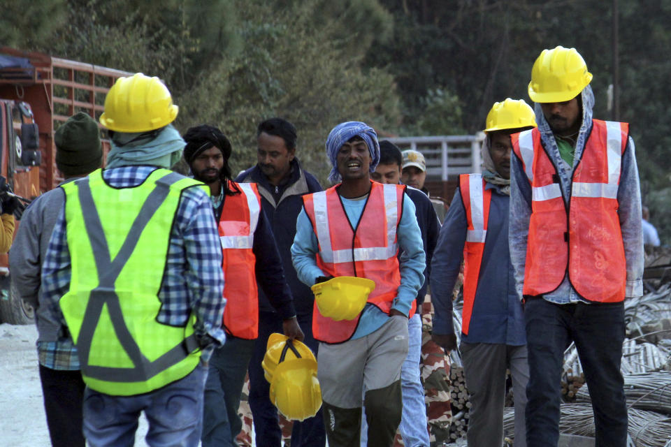 Rescatistas cerca del lugar donde unos trabajadores quedaron atrapados en un túnel, en el estadio de Uttarakhand de India, el 17 de noviembre de 2023.. (Foto AP)