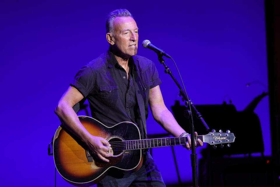 Bruce Springsteen se produit sur scène lors du 15e bénéfice annuel Stand Up For Heroes à l'Alice Tully Hall présenté par la Fondation Bob Woodruff et le NY Comedy Festival le 8 novembre 2021 à New York.