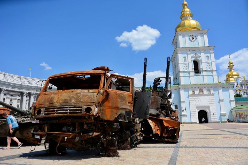 destroyed russian self propelled anti aircraft missile and