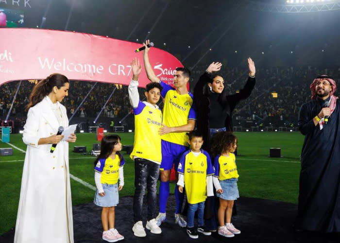 Cristiano Ronaldo, arropado por su familia en su presentación del nuevo club, Al-Nassr