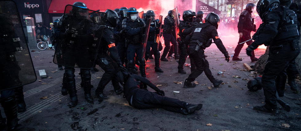 Affrontements entre policiers et manifestants lors de la Marche des libertés, samedi 28 novembre à Paris.  
