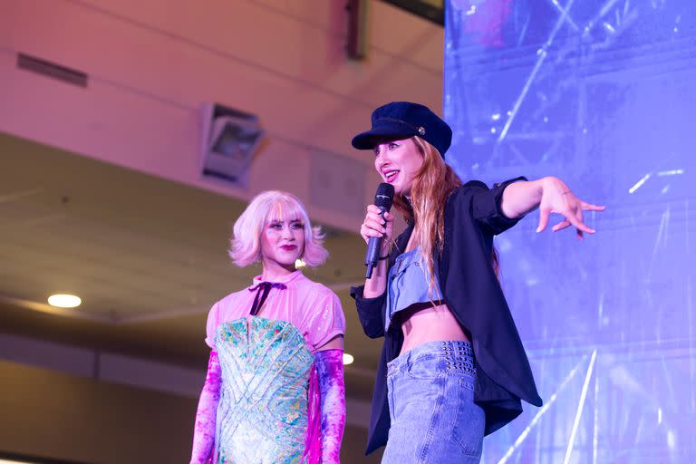 Flor Vigna junto a una de las artistas durante la presentación del Cirque du Soleil Bazzar en el Unicenter Shopping