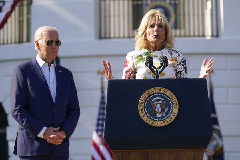 La primera dama de Estados Unidos, Jill Biden, ofrece un discurso acompañada por el presidente Joe Biden a familias de personal militar en la Casa Blanca, el lunes 4 de julio de 2022, en Washington. (AP Foto/Evan Vucci)