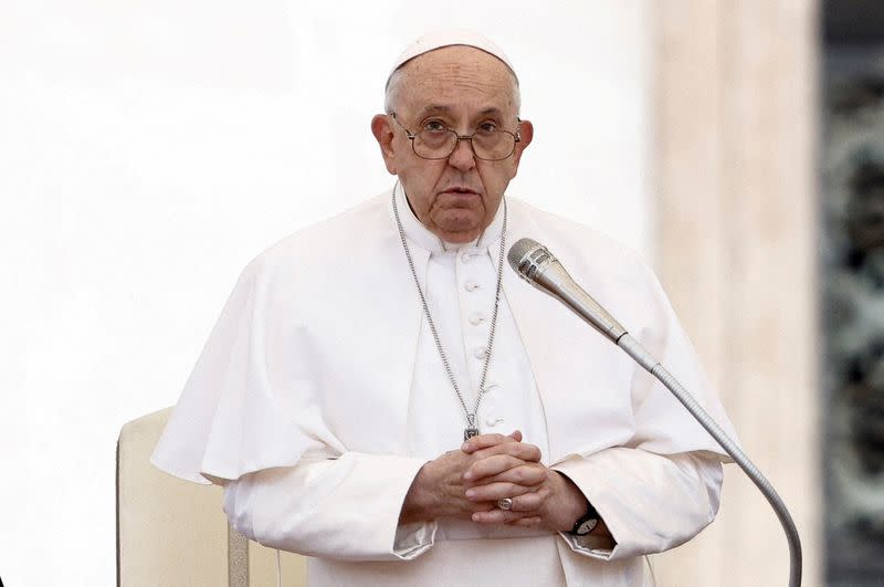 FOTO DE ARCHIVO: El Papa Francisco celebra su audiencia general semanal