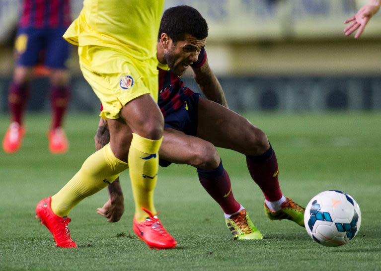 Barcelona's Brazilian defender Dani Alves (L) vies with Villarreal's Argentinian defender Mateo Musacchio during the Spanish league match at El Madrigal stadium in Villarreal on April 27, 2014