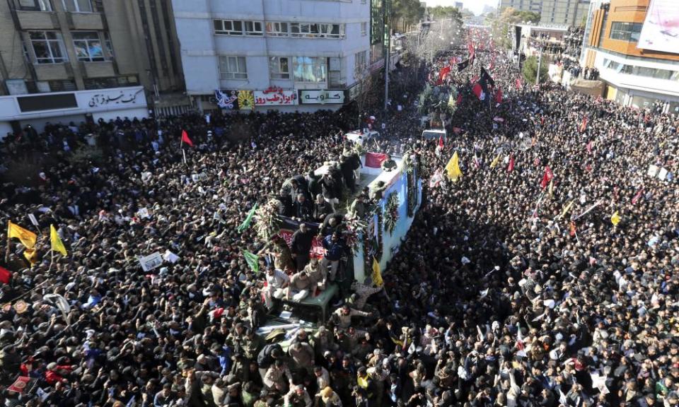 Menschenmassen bei der Trauerfeier für den iranischen General Qassem Suleimani und andere, die durch einen US-Drohnenangriff im Irak getötet wurden.