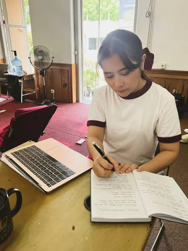 Prilly Latuconsina tampak menyiapkan materi kuliah untuk para mahasiswa Ilmu Komunikasi UGM [Foto: twitter/prillyyla]