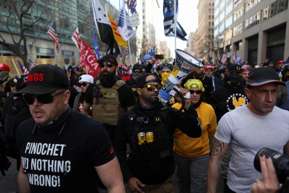 Enrique Tarrio (mit Megafon) bei einer Pro-Trump-Demo im November 2020 in Washington (Bild: Reuters/Jim Urquhart)