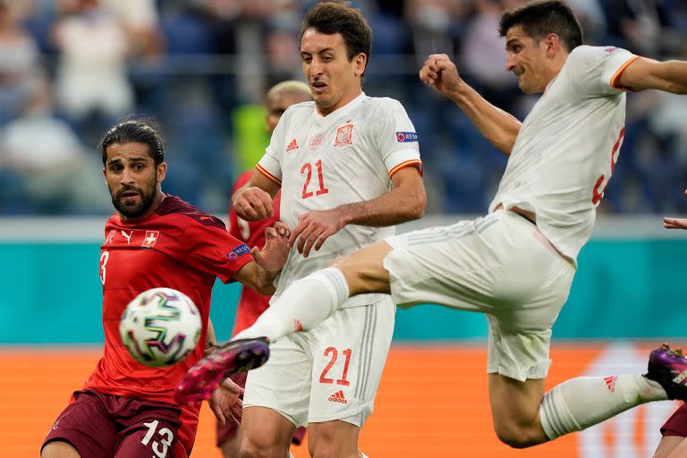 Gerard remata al arco durante el partido que disputaron España y Suiza por la Eurocopa 2020 en San Petersburgo (Rusia).