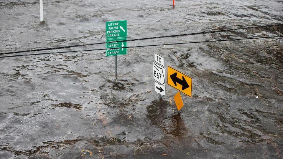 Las señales de las calles del centro de Fort Myers están sumergidas por la marea de tormenta del huracán Ian, de categoría 4.