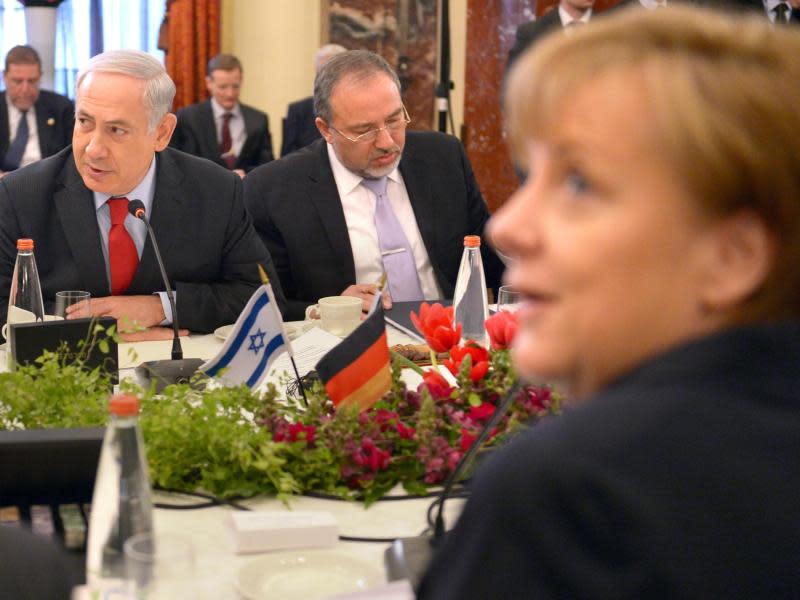 Der israelische Ministerpräsident Netanjahu (l), Kanzlerin Merkel und Minister der beiden Länder sind in Jerusalem im Rahmen der fünften Deutsch-Israelischen Regierungskonsultationen zusammengekommen. Foto: Rainer Jensen