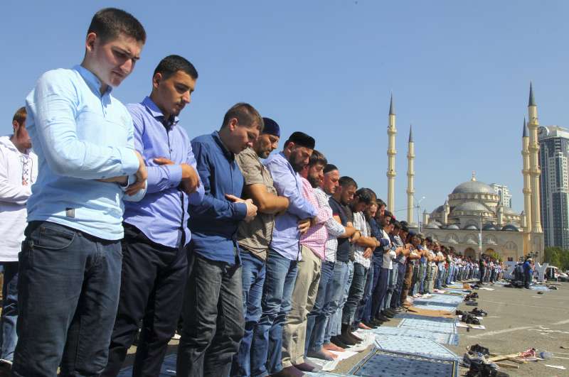 俄羅斯車臣共和國穆斯林發起萬人祈禱大會，聲援緬甸羅興亞人。（美聯社）