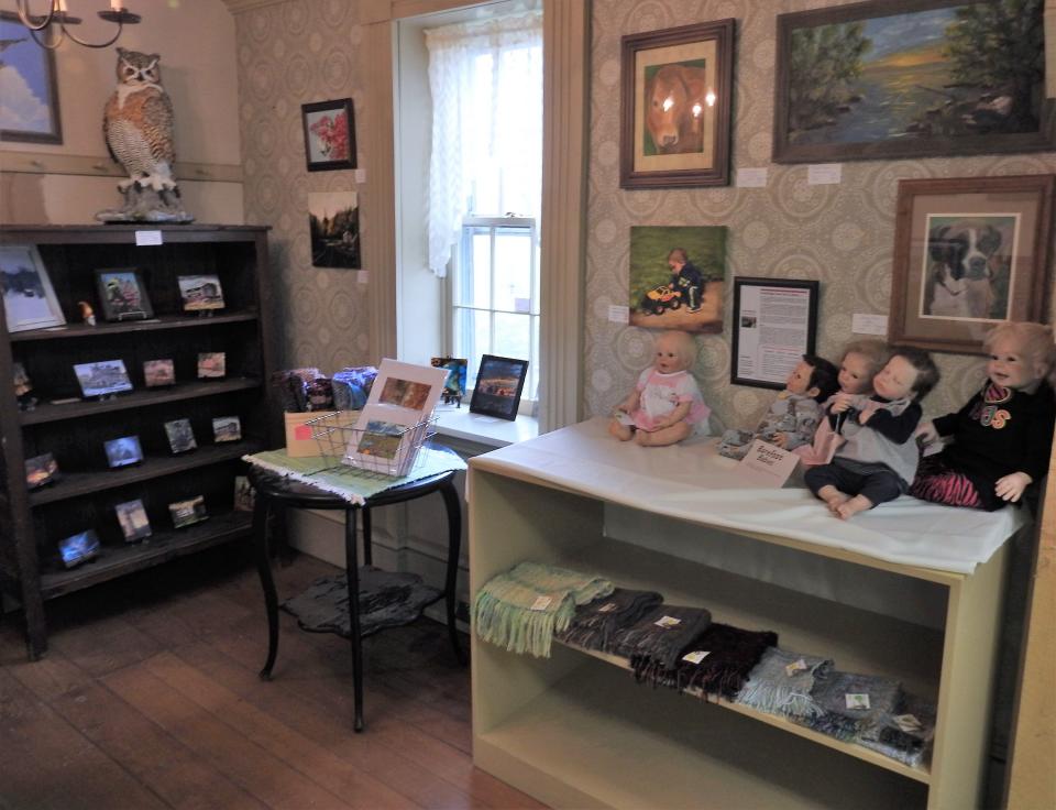 The Coshocton Art Guild Gallery and Gift Shop recently opened in Roscoe Village with a variety of paintings, photographs, textiles, jewelry and more from 22 vendors.