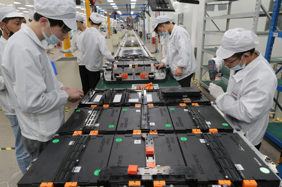 Des ouvriers assemblent des batteries dans une usine de Sunwoda Electric Vehicle Battery à Nanjing, dans la province de Jiangsu, à l'est de la Chine, le vendredi 12 mars 2021. (Le crédit photo doit se lire Feature China/Future Publishing via Getty Images)