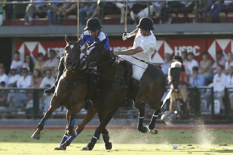 La arena es utilizada para dar firmeza al piso, que debe ser bueno no sólo en la superficie, para que corra pareja la bocha, sino también en el fondo, para que los caballos se afirmen bien y corran menor riesgo de caídas.