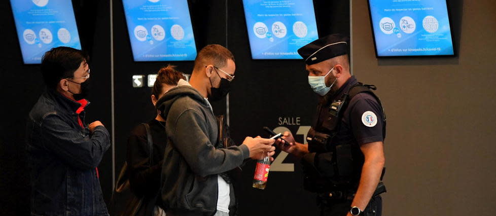 Les forces de l'ordre contrôlant les pass sanitaires des spectateurs du cinéma Kinépolis, à Lomme, le 17 août 2021.
