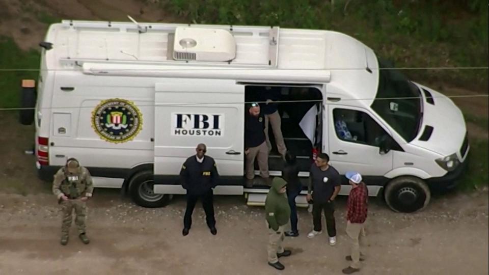 德州警方和FBI正在追捕槍擊案兇嫌。路透社