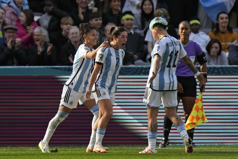 El festejo de Romina Núñez tras anotar el segundo gol argentino; la espera Yamila Rodríguez, que mandó el centro previo