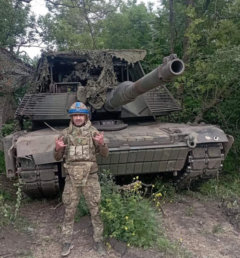 美國援助烏克蘭的M1A2主力戰車車裙邊加裝的ARAT-1反應裝甲，並無法覆蓋到車身，烏軍自行加裝以前擁有俄式Kontakt-1反應裝甲，強化防護，且車頂與砲塔上的鐵柵欄裝置，應對無人機攻擊。圖片來源： FB帳號Meanwhile in Ukraine