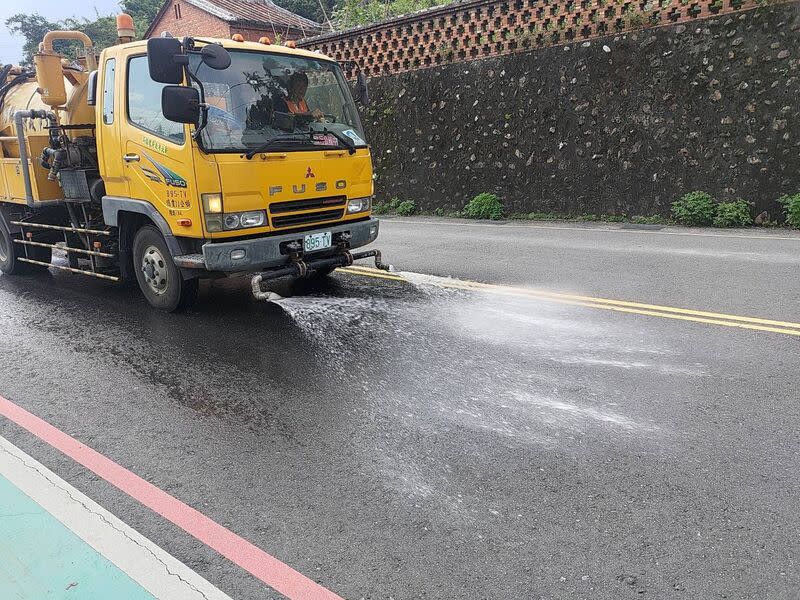 新北啟動高溫防熱機制  道路灑水降溫 新北市消防局啟動高溫防熱機制，也通報各局處啟動 防熱因應措施，執行高溫道路灑水降溫等工作，同時 呼籲民眾盛夏猛暑應注意防護，慎防熱傷害上身。 （新北市消防局提供） 中央社記者楊侃儒傳真  113年6月22日 