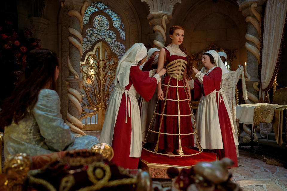 Damsel. (L-R) Brooke Carter as Floria and Millie Bobby Brown as Elodie in Damsel. Cr. John Wilson/Netflix ©2024