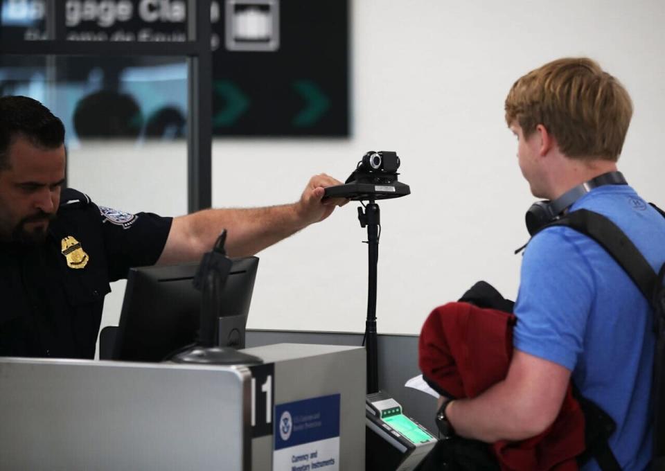 La tecnología de reconocimiento facial está ganando protagonismo en nuestra vida diaria, pero existen serias preocupaciones sobre cómo y dónde se usa. (Imagen: Joe Raedle/Getty Images)