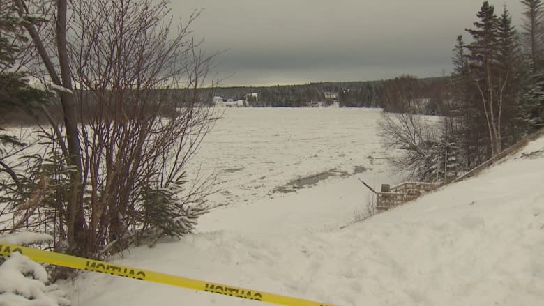 'Scary, unreal': 2 families told to leave homes as Deer Lake ice threatens