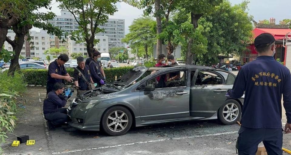 槍手做案搭乘的轎車被發現時已遭燒毀滅證。（翻攝畫面）