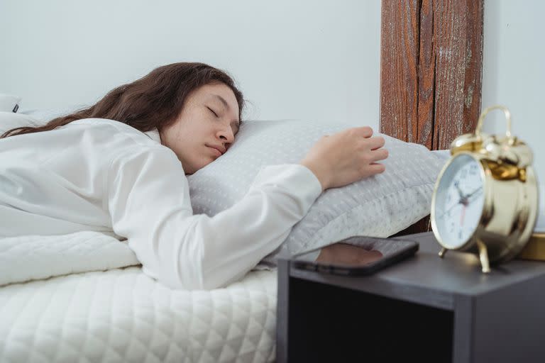 Los expertos plantean que es importante reconocer que es normal que el sueño varíe de una persona a otra y de una noche a otra