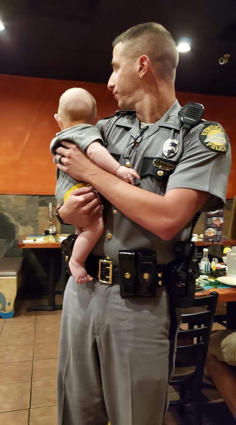 A Kentucky State Trooper is being praised for helping a mom enjoy a peaceful meal. (Photo: Tabatha Corbitt)