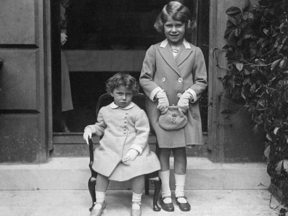 Isabel y su hermana menor, Margaret, en 1933 (AFP/Getty Images))