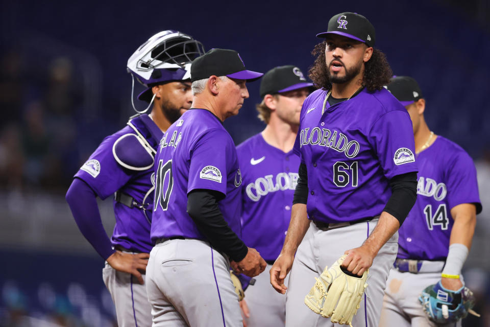 MIAMI, FLÓRIDA - 30 DE ABRIL: Justin Lawrence # 61 do Colorado Rockies sai do campo depois de ser retirado do jogo contra o Miami Marlins durante a nona entrada no parque LoanDepot em 30 de abril de 2024 em Miami, Flórida.  (Foto de Megan Briggs/Getty Images)