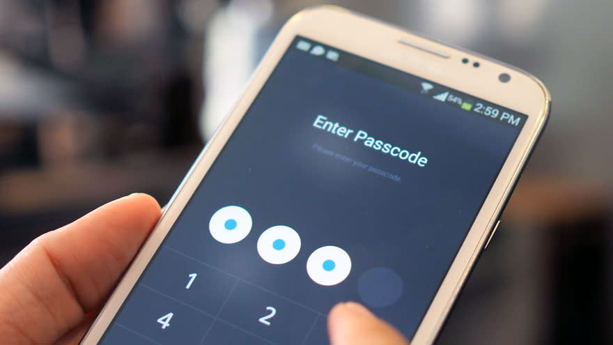 Una manera de prevenir el acceso a tus datos a tu celular es el uso de una contraseña robusta.