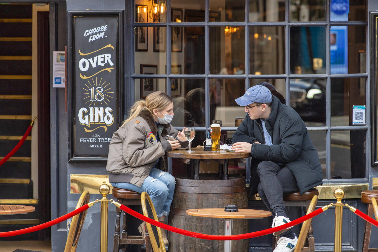  People sitting outside the Cock and Lion pub in Marylebone on the eve of the 2nd Lockdown in London.
Pubs and restaurants to close as England forced into new national coronavirus lockdown. (Photo by Dave Rushen / SOPA Images/Sipa USA) 