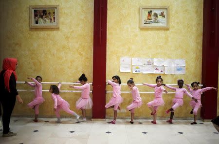 Palestinian girls take part in a ballet dancing course, run by the Al-Qattan Center for Children, in Gaza City November 25, 2015. REUTERS/Suhaib Salem