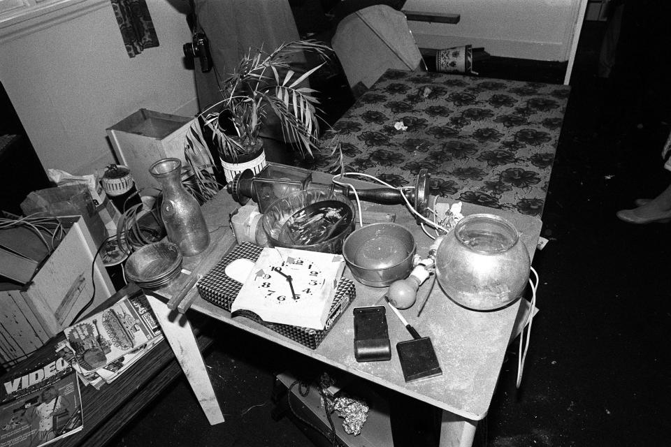 PA NEWS PHOTO 15/11/83  THE SECOND FLOOR FLAT OF MASS MURDERER DENNIS ANDREW NILSEN WHO LIVED AT NO. 23 CRANLEY GARDENS, MUSWELL HILL, LONDON