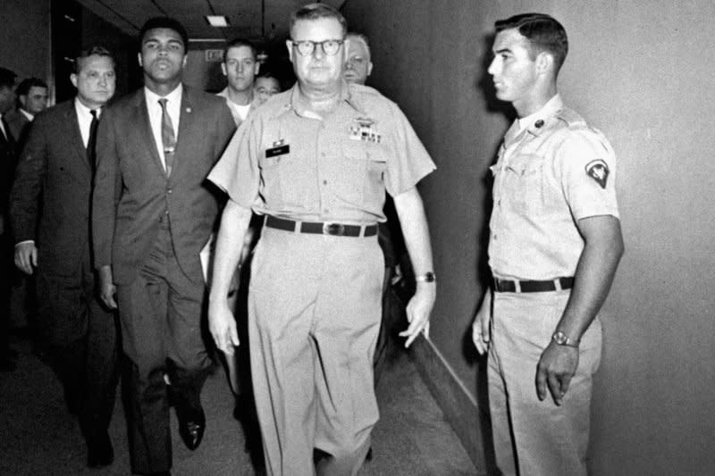 一代拳王阿里（Muhammad Ali）病逝，攝於1967年，當時他因為拒絕徵兵而引發爭議（美聯社）