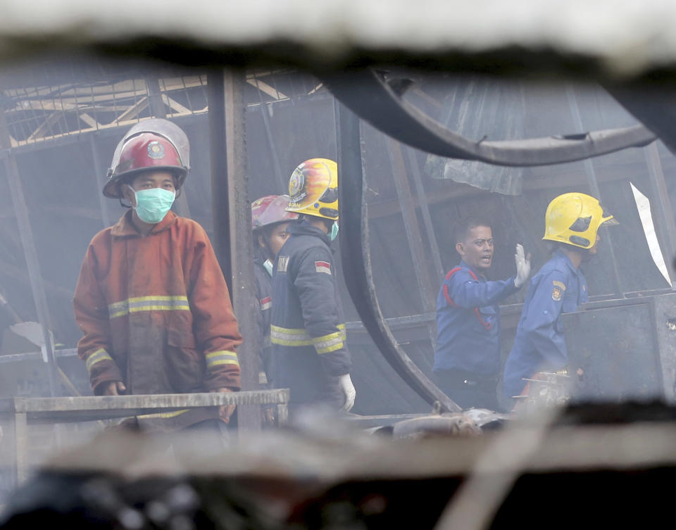 <p>Firefighters work at the site of an explosion at a firecracker factory in Tangerang, on the outskirt of Jakarta, Indonesia, Thursday, Oct. 26, 2017. (Photo: Tatan Syuflana/AP) </p>