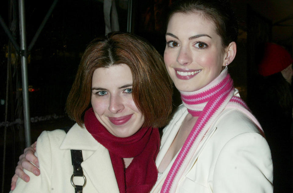 Heather Matarazzo y Anne Hathaway durante la premiere de 