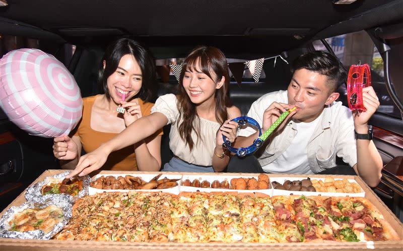 凡9月5日前訂購「一公尺派對巨飽盒」，就有機會搭上「豪華加長禮車」，與朋友開趴吃披薩！（圖／必勝客提供）