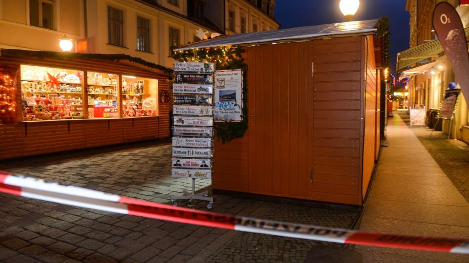 Der Weihnachtsmarkt 2017 in der Potsdamer Innenstadt ist wegen eines verdächtigen Gegenstands abgesperrt.