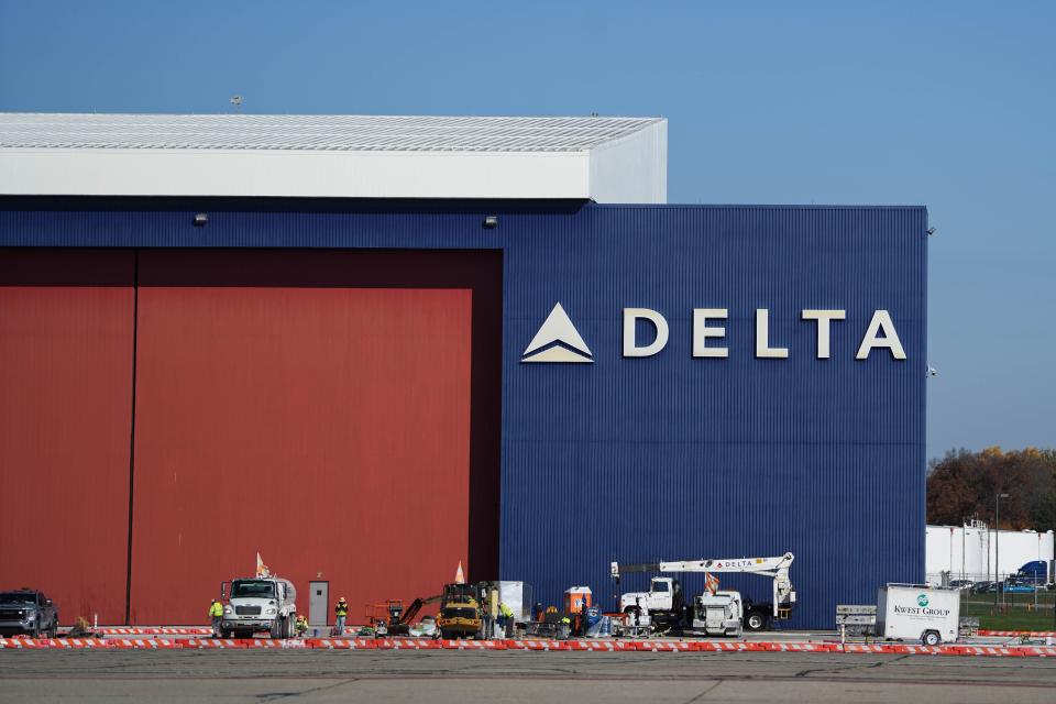 Delta Air Lines' share of total CVG passengers is close to 25% at present, with 47 peak day departures and 20 destinations. In the early 2000s, the airline operated a hub at CVG and, with then-subsidiary Comair, controlled 90% of the airport's market share.