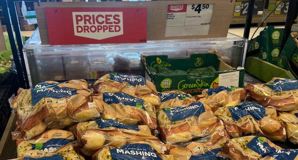 Clear signage of the $4.50 'price drop' on 1.5kg bags of Mashing Potatoes